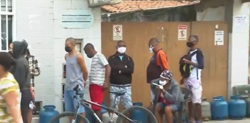 Gás de cozinha vendido a R$ 50 gera filas e briga em Salvador
