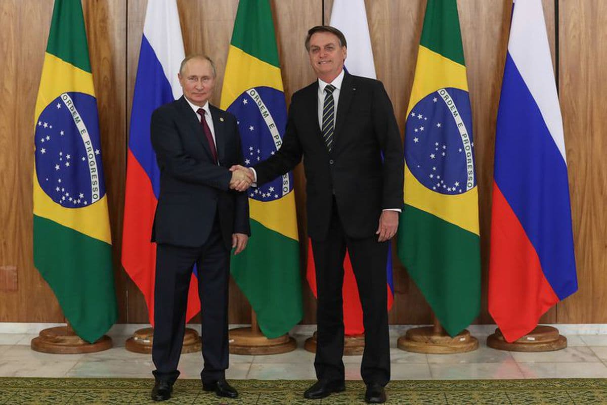 Bolsonaro conversa com Putin sobre vacina Sputnik V