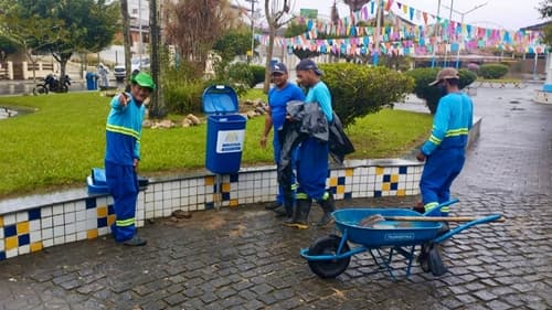 Ibirataia: Prefeitura inicia instalação de lixeiras públicas!