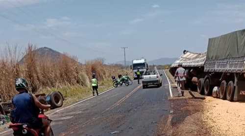 Motorista perder controle e carreta bitrem bate em poste