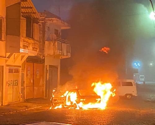 Carro é destruído por incêndio durante tentativa de furto no centro de Ipiaú