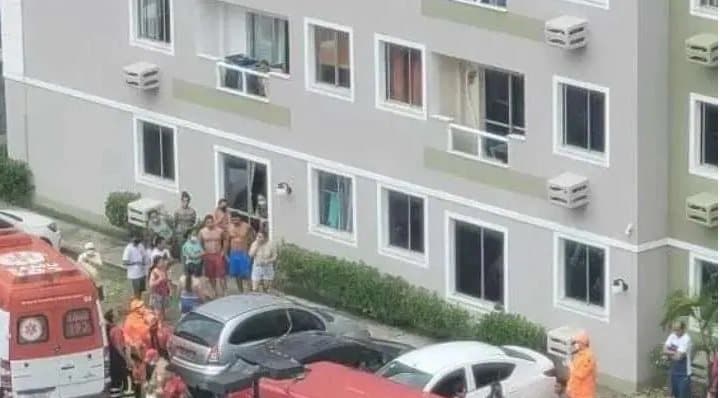 Pai diz que criança subiu em brinquedo para ter acesso à janela de onde caiu