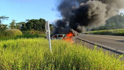 Motociclista morre e duas pessoas ficam feridas em acidente no trevo da BR-101 com a BR-330