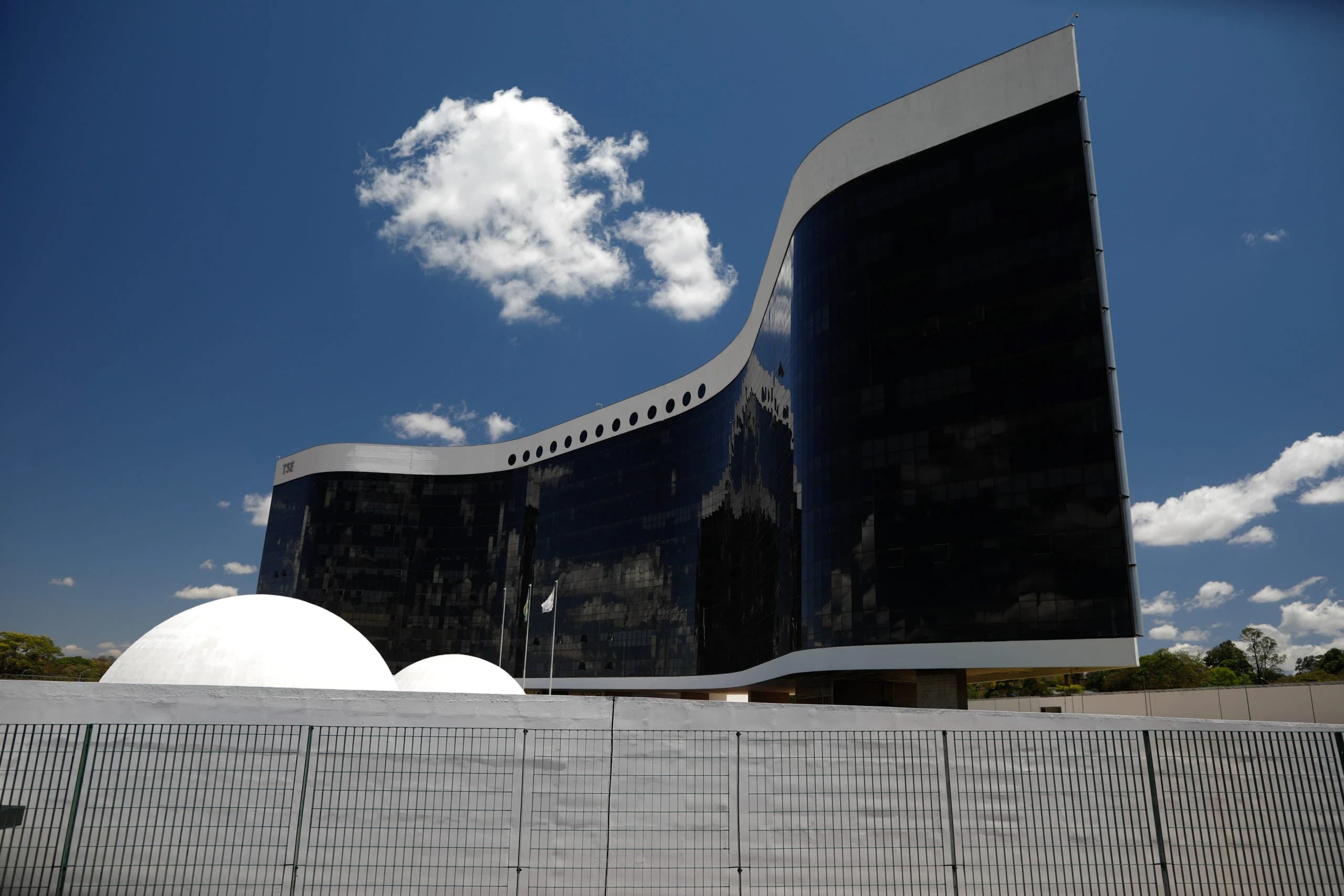 Resolução do TSE acelera retirada de fake news de sites