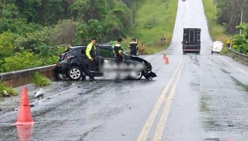 Caminhão desgovernado colide com carro na BA-001