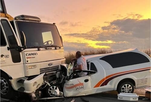 Acidente entre caminhão e carro funerário deixam pessoas gravemente feridas