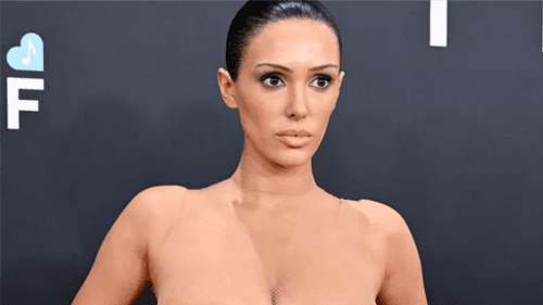 Bianca Censori causa polêmica no tapete vermelho do Grammy com look ousado e transparente; confira
