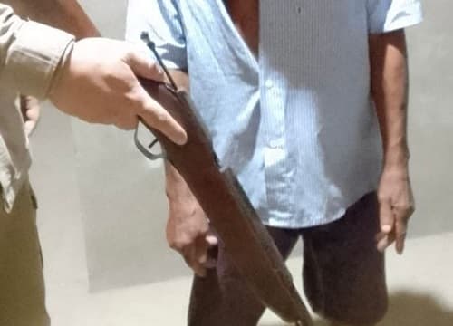 Dário Meira: Idoso atira para espantar crianças que soltavam bombas e disparo atinge homem que passava na rua