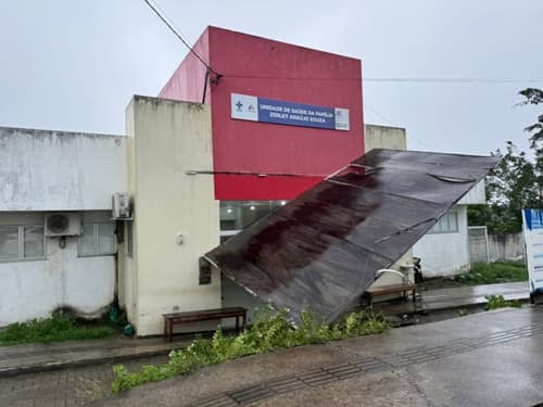 Ubatã: Chuva forte derruba cobertura de pátio de entrada de Hospital