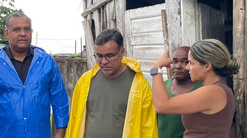 Ibirataia: Luanna Figueiredo acompanha famílias afetadas pelas chuvas no Beco da Baiúca
