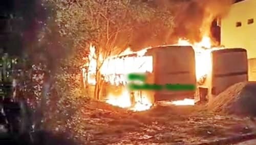 Incêndio destrói ônibus da Prefeitura na Bahia
