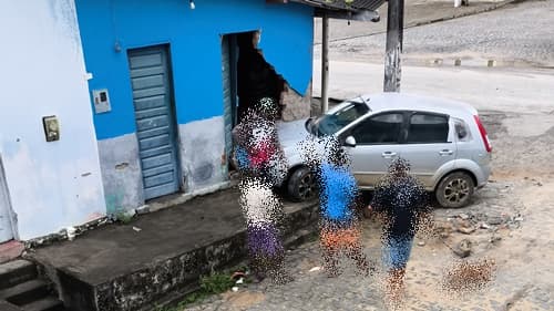 Ibirataia: Veículo colide em bar no Bairro Mirassol