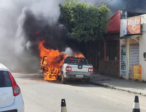 Carro fica destruído após pegar fogo no centro de Ipiaú