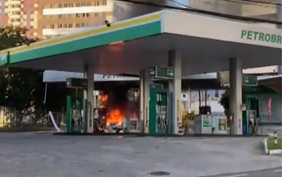 Carro explode em posto de combustível durante abastecimento em Salvador