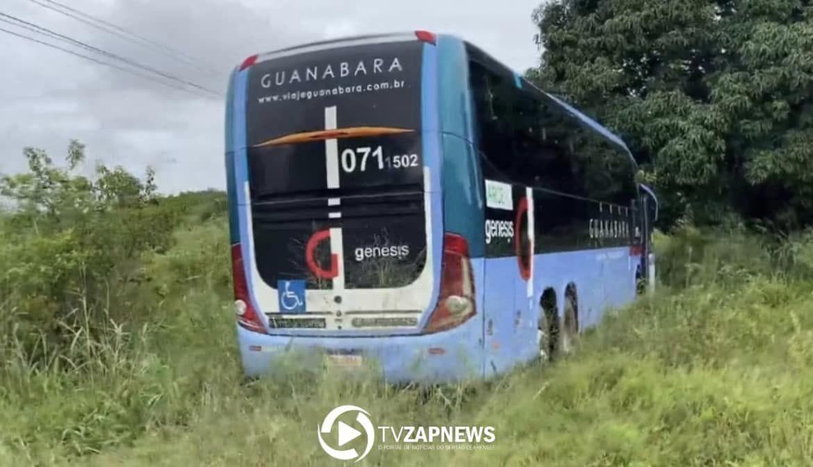 Ônibus da empresa Guanabara sai da pista e vai parar em matagal à margem de rodovia