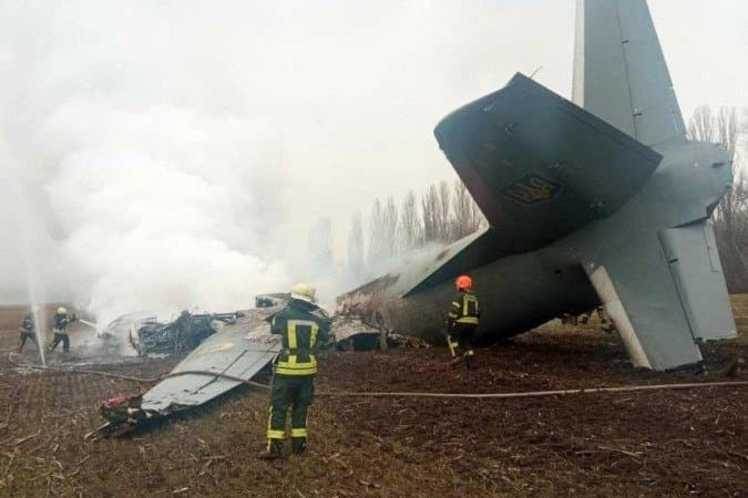 Avião militar ucraniano cai perto de Kiev com 14 pessoas a bordo