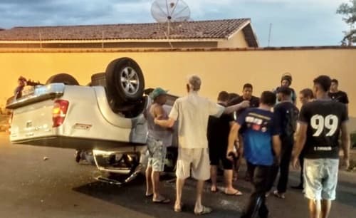 Acidente entre Toyota Hilux e Volvo XC60 deixa três feridos