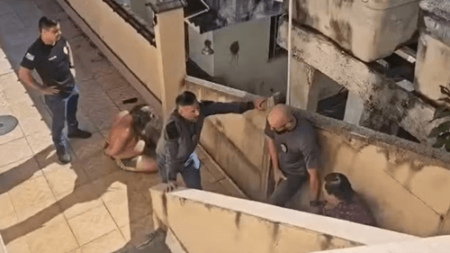 Idoso de 88 anos foi achado em decomposição dentro de casa; filhos são suspeitos de ocultar o corpo.