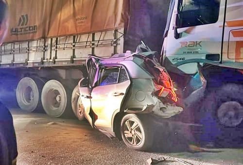 Motorista escapa ileso após colisão entre carretas e veículo de passeio