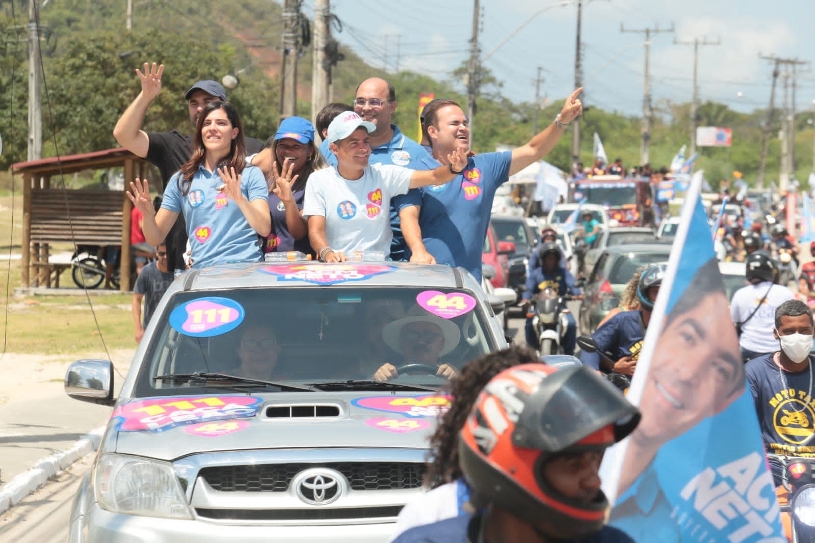 ACM Neto realiza megacarreatas em Salvador e Dias D'Ávila e crava: "De hoje a oito é 44"