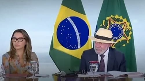 Lula sanciona lei que proíbe uso de celular nas escolas públicas e privadas