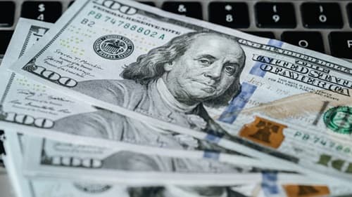 Dólar opera em queda e Ibovespa oscila em meio a incertezas tarifárias