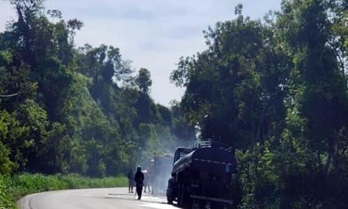 Cabine de caminhão pega fogo na BR-415 em Itabuna