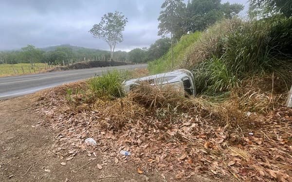 Professora Escapa ilesa Após Capotamento na BA-650