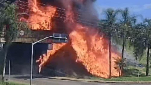 Caminhão-tanque explode após colisão com caçamba