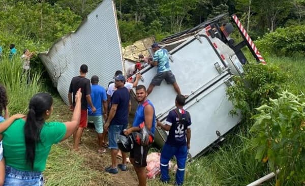 Caminhão carregado com carne tomba e populares saqueiam toda carga; assista o vídeo