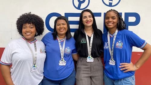 Estudantes do CETEP Médio Rio das Contas utilizam folha da goiabeira e óleo de coco para criar tônico capilar