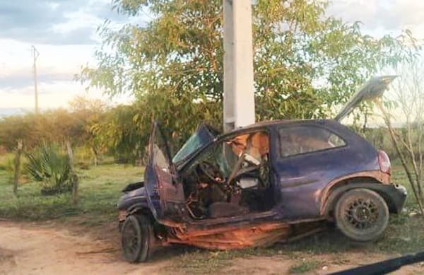 Carro quase parte ao meio em colisão contra poste em Paratinga