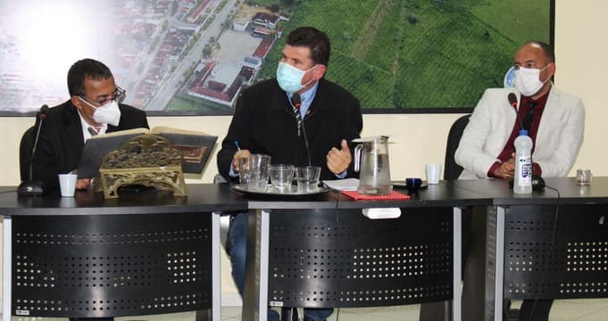 Itiruçu: Câmara aprova projeto que aumenta em 32% salários da prefeita, vice-prefeito e secretários