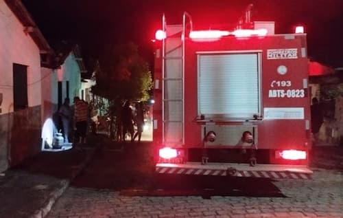 Aiquara: Cômodo de casa fica destruído após incêndio causado por vela