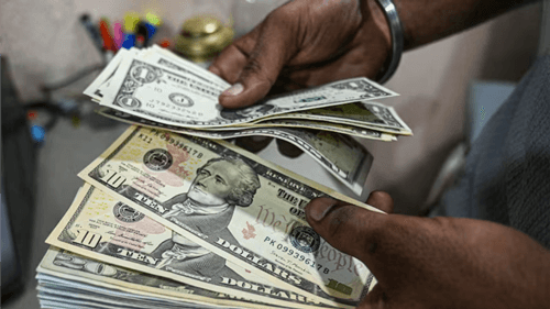 Dólar cai e Ibovespa bate recorde histórico impulsionado por cenário externo