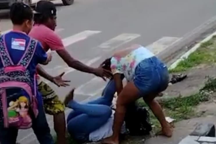 Alunas “quebram o pau” na porta de escola no interior da Bahia