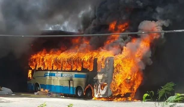 Ônibus da Novo Horizonte pega fogo e chamas se alastram para rodoviária de Itapetinga; assista o vídeo