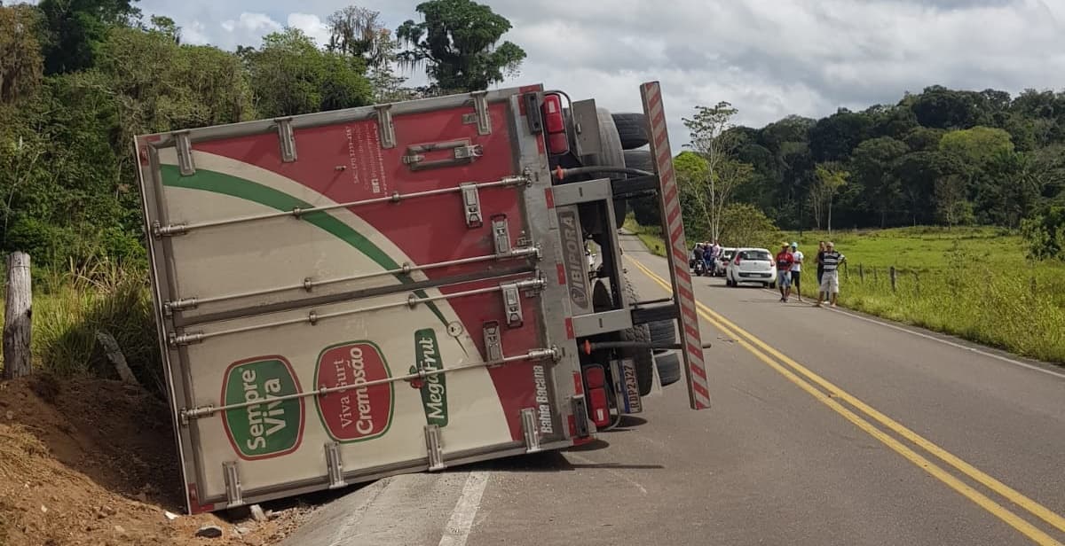 Carreta tomba na BA-650, no município de Ibirataia