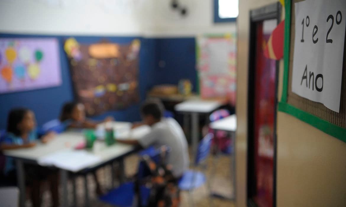 CCJ aprova PEC que não permite punição de gestores que não conseguiram atingir o mínimo em educação