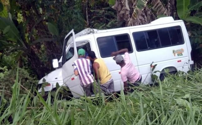 Acidente envolvendo Van deixa uma pessoa morta na BR-101, em Teolândia