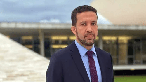 Janones faz alerta à esquerda e prevê reação de Flávio Bolsonaro nas eleições