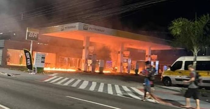 Ex-funcionário aciona as bombas, espalha combustível no chão e toca fogo no posto