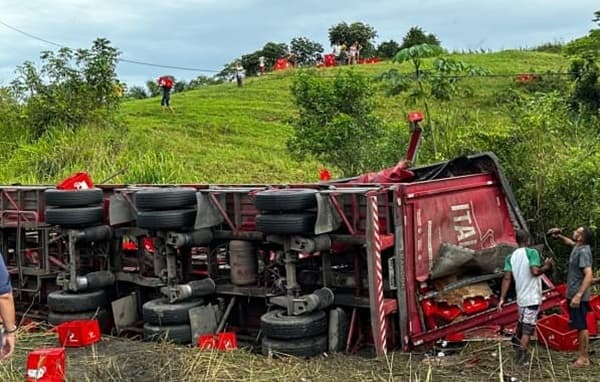 Carga de cerveja é saqueada após carreta tombar