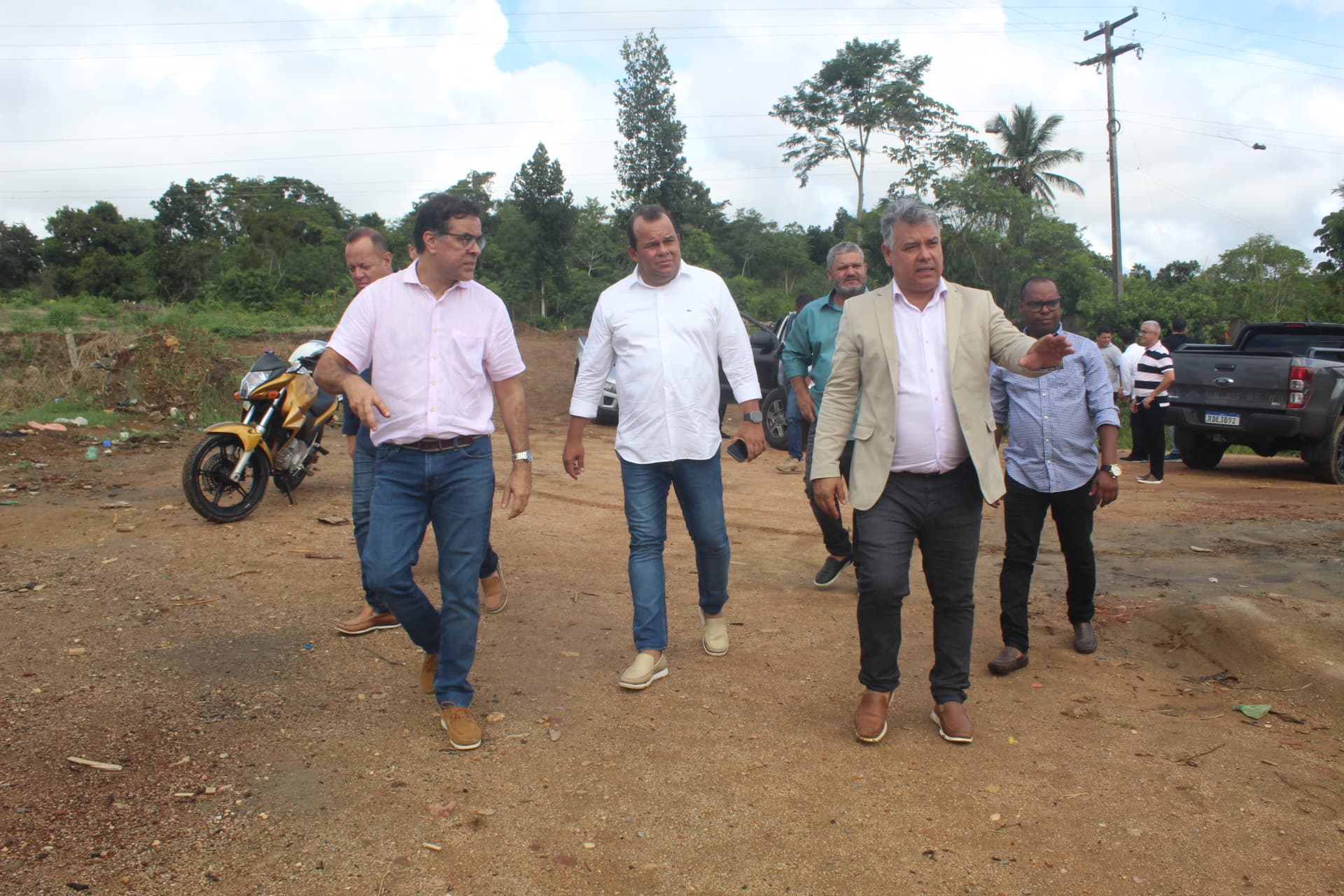 Ibirataia: Vice-governador Geraldo Jr., presidente da Cerb Sandro Futuca e o Secretário de Governo Valdo Silva visitam obras do Estado