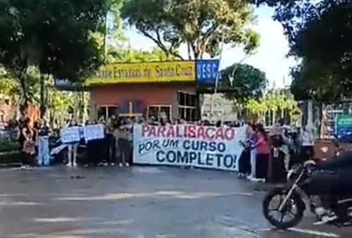 Alunos de Medicina Veterinária da UESC fazem protesto por melhorias no curso
