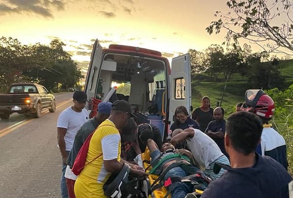 Ipiaú: Motociclista fica gravemente ferido após ser atropelado por carro na BR-330