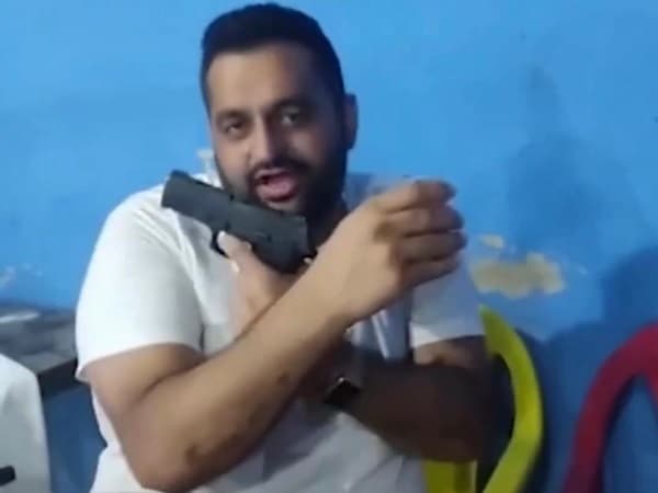 Vídeo mostra pai de acusado de matar cigana com arma em bar; suspeitos seguem foragidos