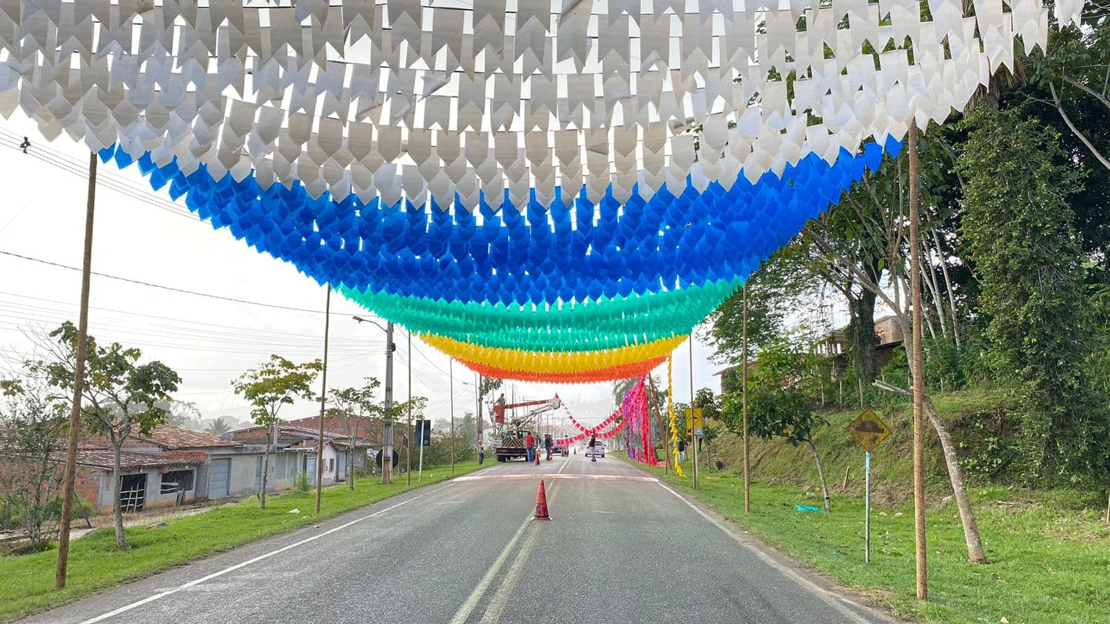Ibirataia: Prefeitura inicia decoração junina nas principais avenidas da cidade