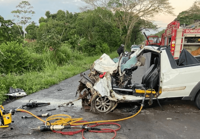 Homem morre e dois ficam feridos em batida entre carro e caçamba