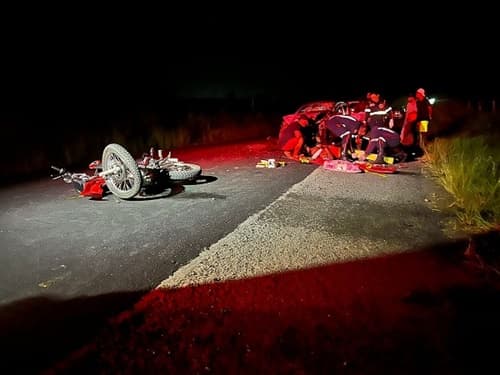 Colisão entre moto e carro deixa dois jovens feridos na BR-330, próximo a Curva do Engenho